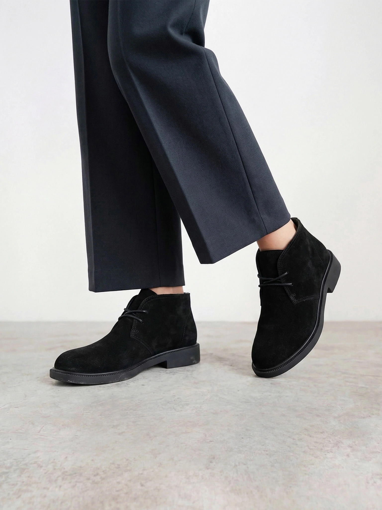 Ботинки черного цвета на шнуровке из натуральной замши